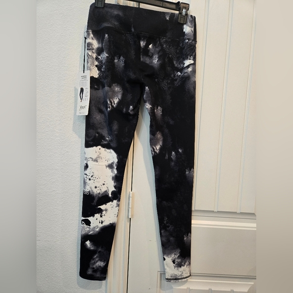 Black and White Tie-Dye Leggings - Picture 2 of 7